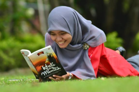 Tjut Nurul Habibah, salah satu kontributor buku "Hati yang Memilih" berpose ceria dengan bukunya (Foto: Dok. Pribadi)